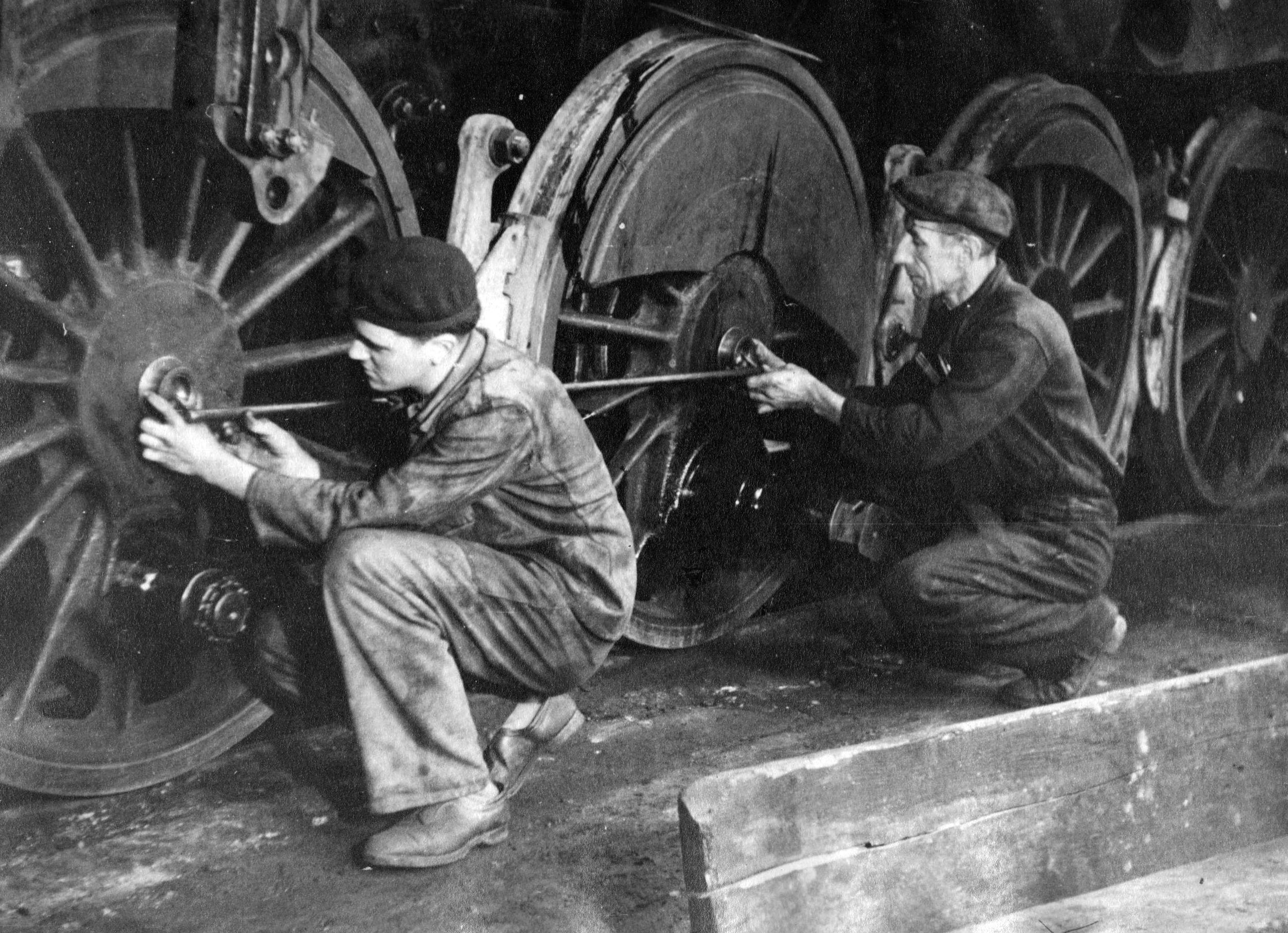 Namestitev koles na parni lokomotivi, okoli leta 1950